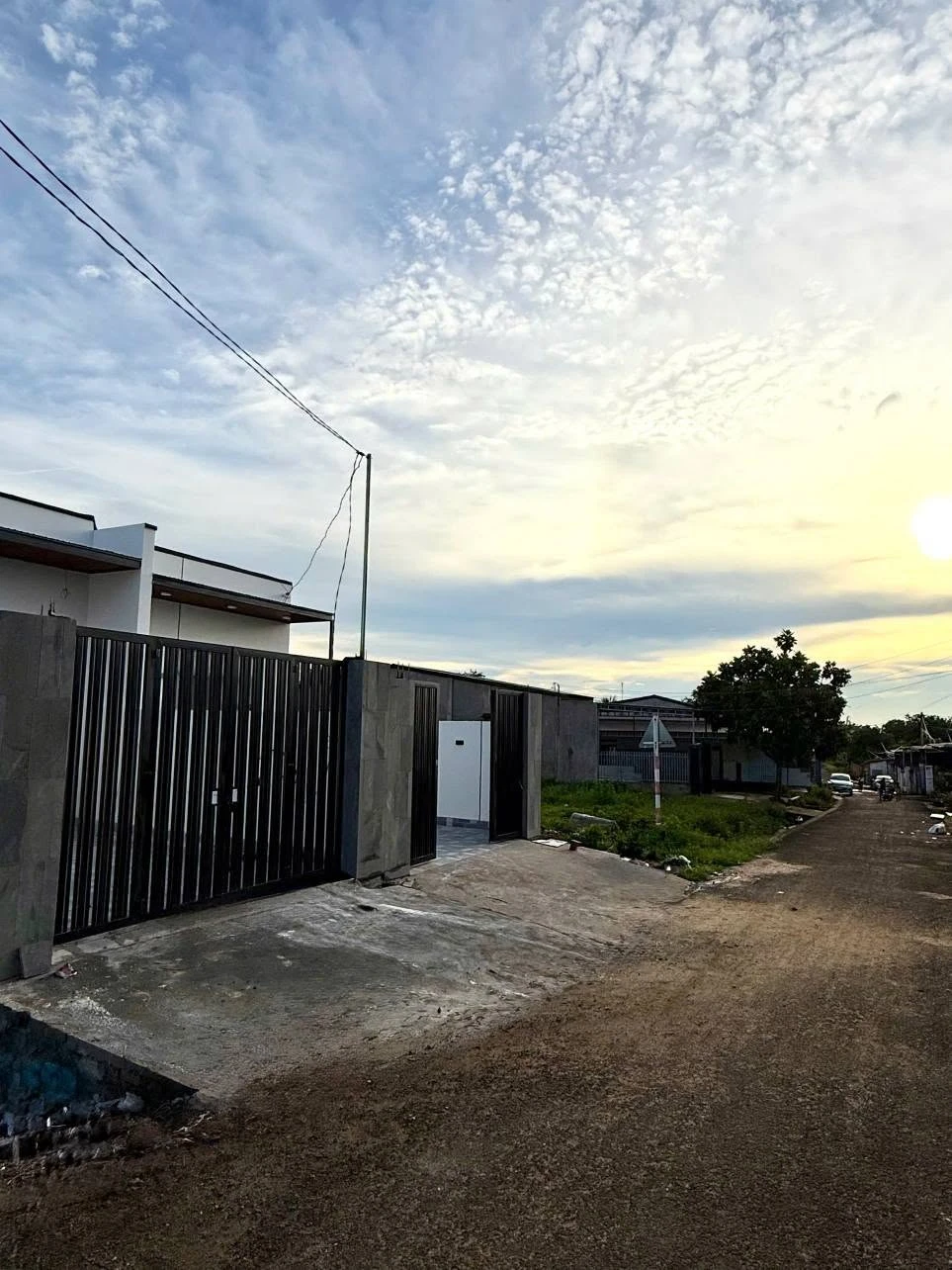 Bán gấp nhà mới hoàn thiện 5x22m, 2 phòng ngủ giá 1,35 tỷ gần cổng chào Liên Thôn 8, Buôn Ma Thuột - Ảnh 1