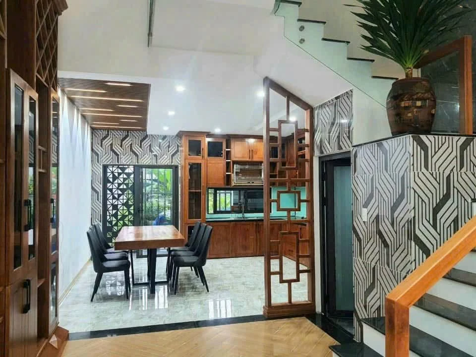 Bán nhà 3 tầng mặt tiền Huỳnh Ngọc Đủ, Đà Nẵng, 100m2, 7,5 tỷ - Ảnh thu nhỏ 2