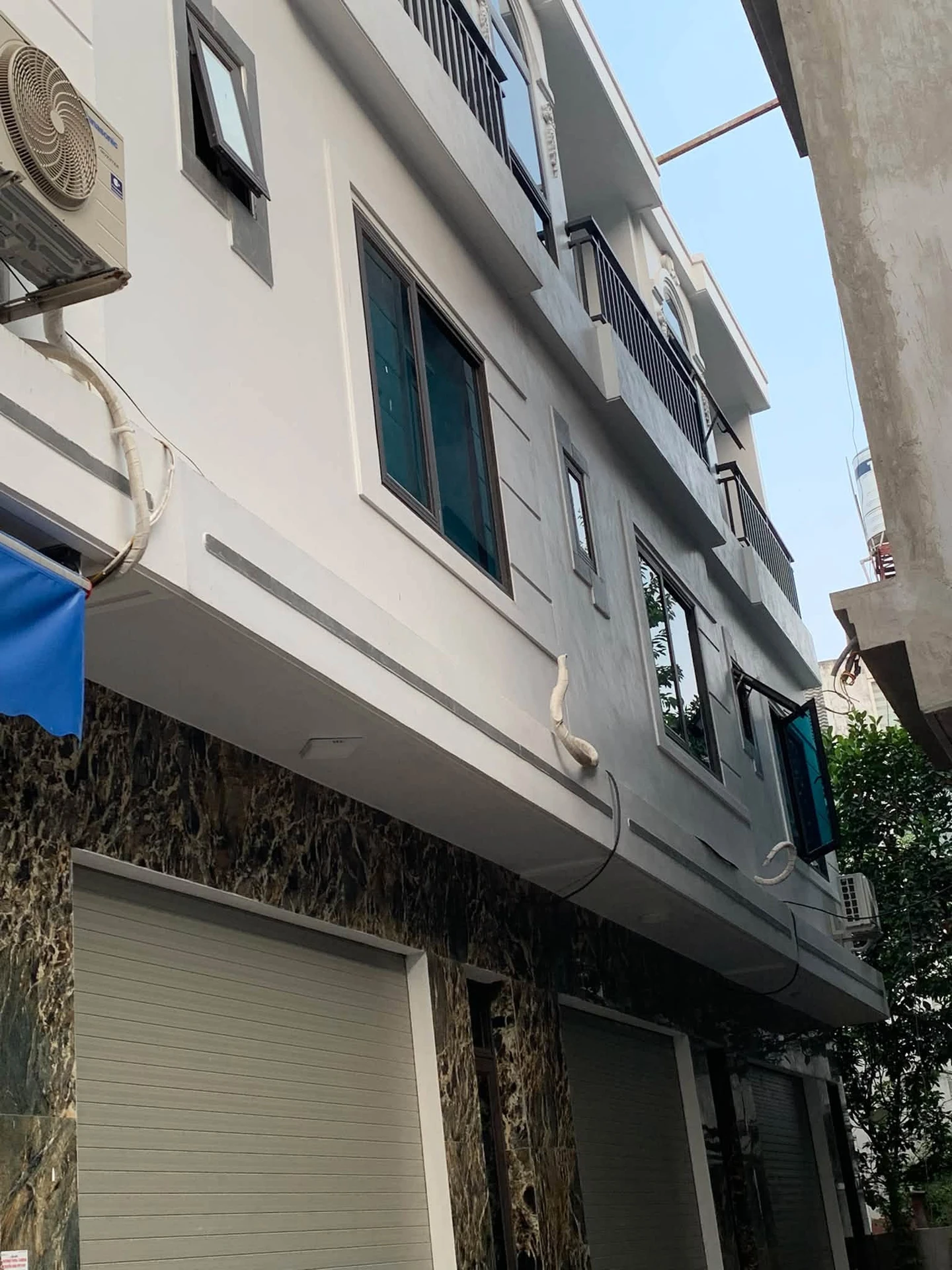 Bán nhà 3 tầng 42,5m² mặt tiền ô tô đỗ cửa gần chợ Cẩm Thượng - Ảnh 1