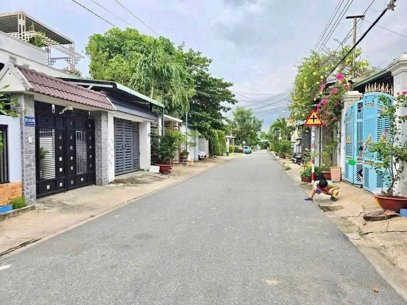 Bán nhà 3PN 180m2, 1 trệt 2 lầu Hiệp Thành 1, Bình Dương
