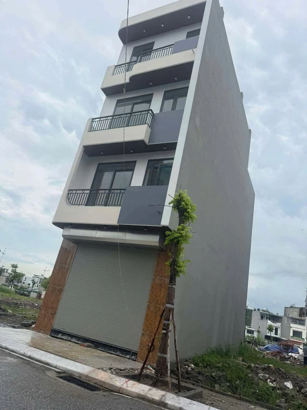 Bán nhà 4 tầng 1 tum 65m2, 5 phòng ngủ tại TĐC Hà Lầm, Hạ Long