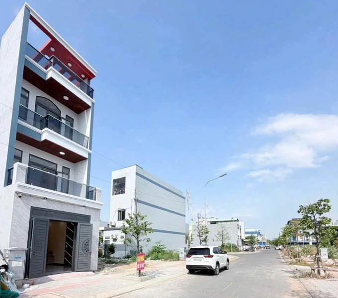Bán nhà phố 1 trệt 2 lầu 80m², 5 tỷ 700 triệu, Biên Hòa
