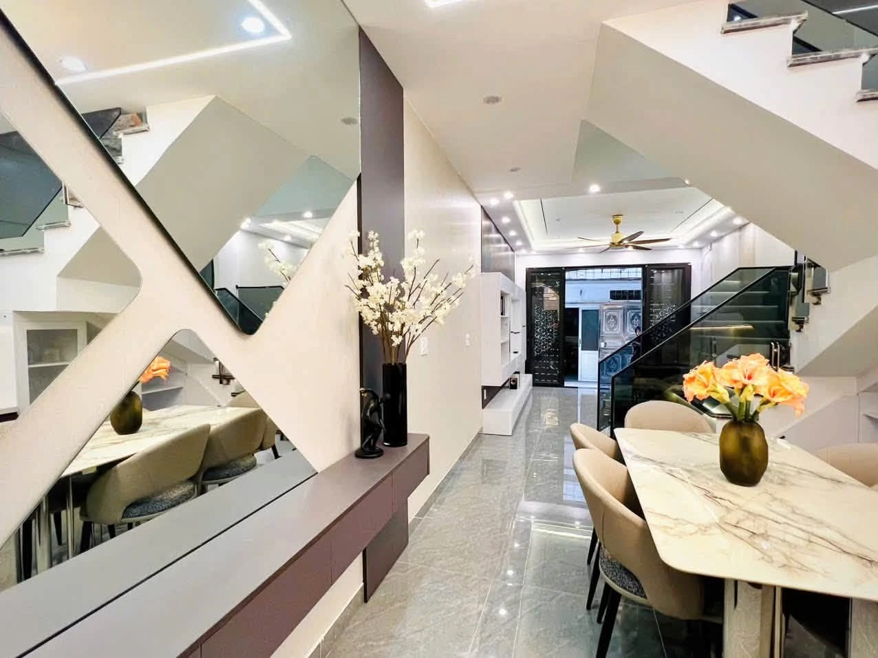 Bán nhà 4 tầng 200m² full nội thất 5.26 tỷ Hồ Sen - Ảnh 1