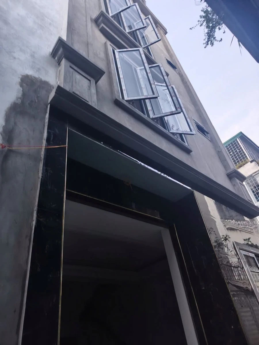 Bán nhà xây mới 4 tầng 42m mặt đường Hồ Sen - Ảnh 1