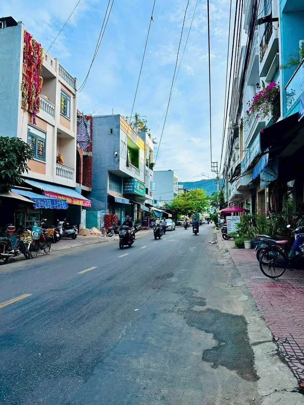 Bán nhà 3,5 tầng mặt tiền Hoàng Văn Thụ Quy Nhơn 30m² 4,59 tỷ