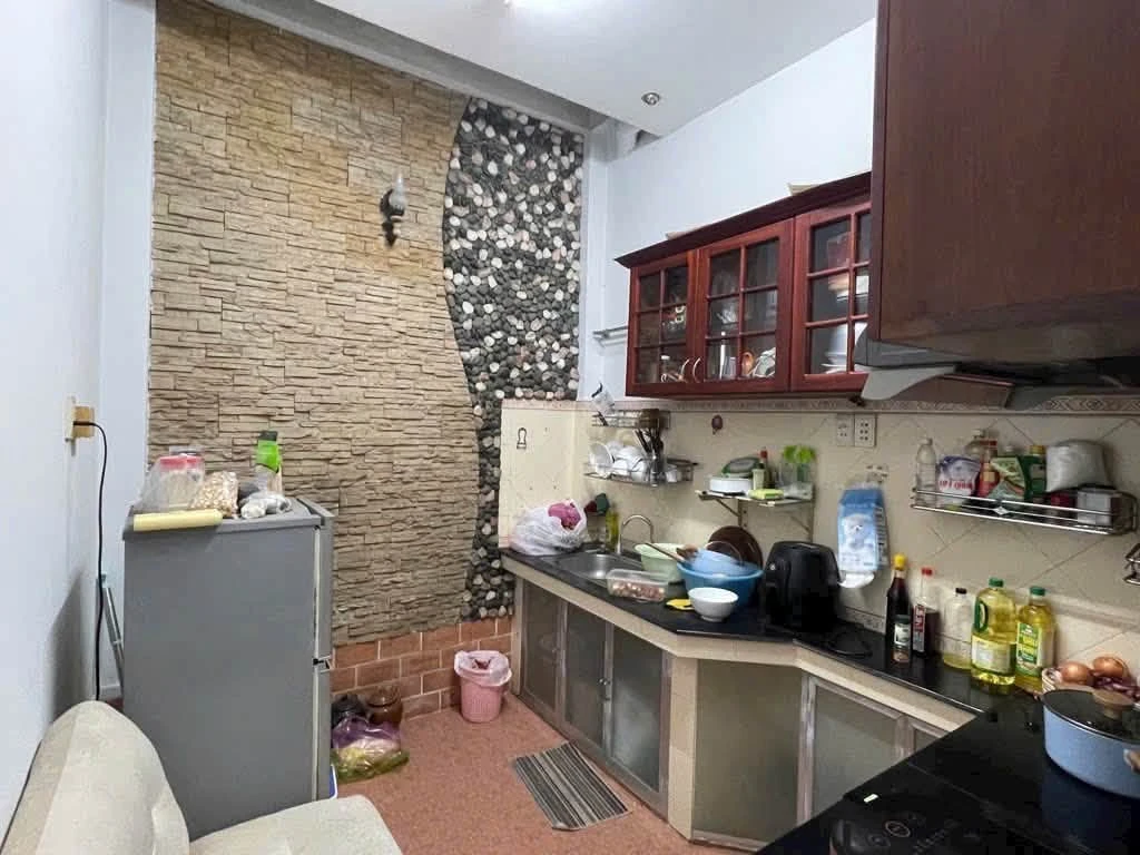 Bán nhà 3 tầng BTCT nở hậu 33m², 4PN 4WC đường Hai Bà Trưng, Quận 3 giá 5,3 tỷ - Ảnh thu nhỏ 2