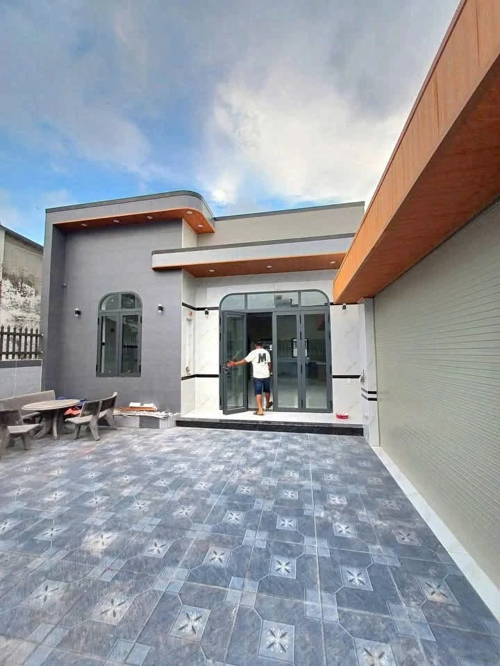 Bán nhà góc 3 mặt tiền 140m² tại Long Điền - Ảnh 1