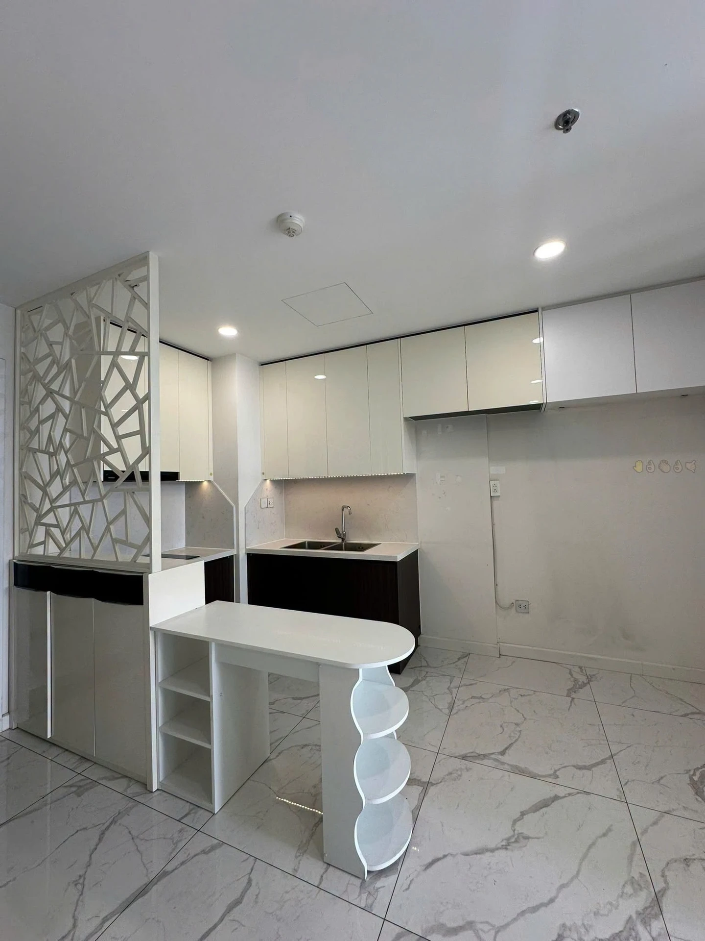 Bán officetel Sunshine Sky City Quận 7, 2PN 69m2, giá 3,85 tỷ - Ảnh 1