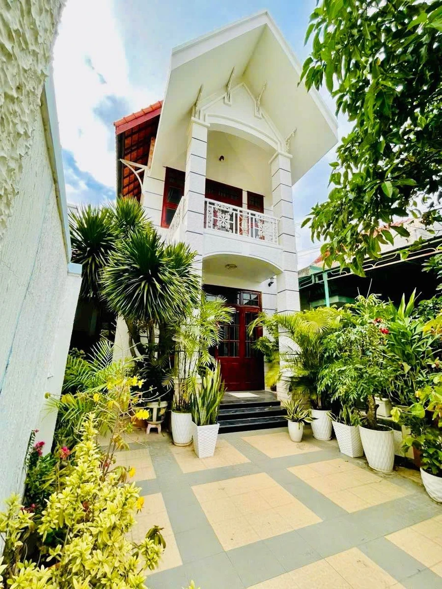 Bán nhà mái Thái 300m2, 4PN, 5WC mặt tiền 12m Phan Rang - Ảnh 1