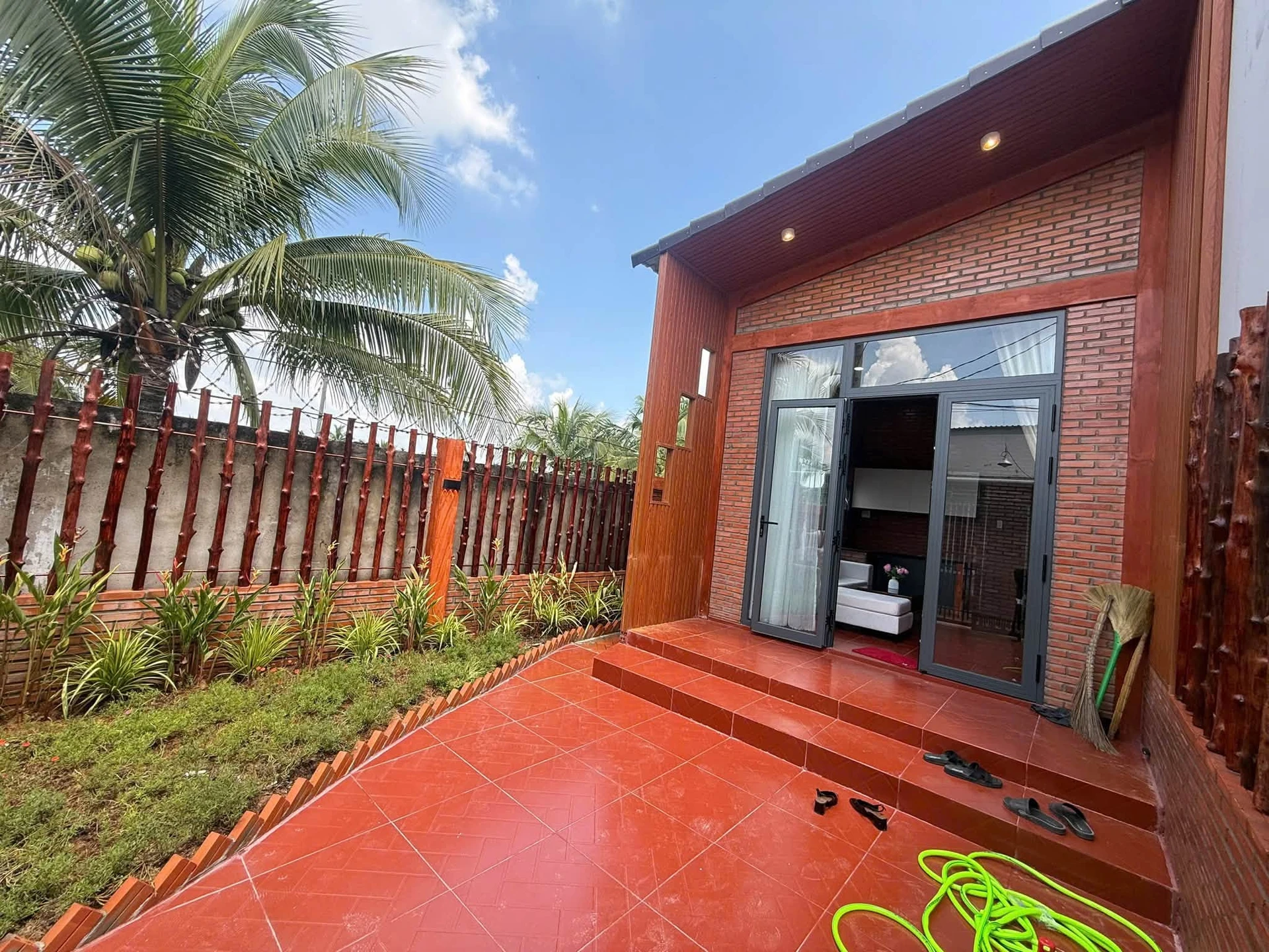 Bán nhà 2 mặt tiền 100m² sân vườn Đồng Khởi 890 triệu - Ảnh 1
