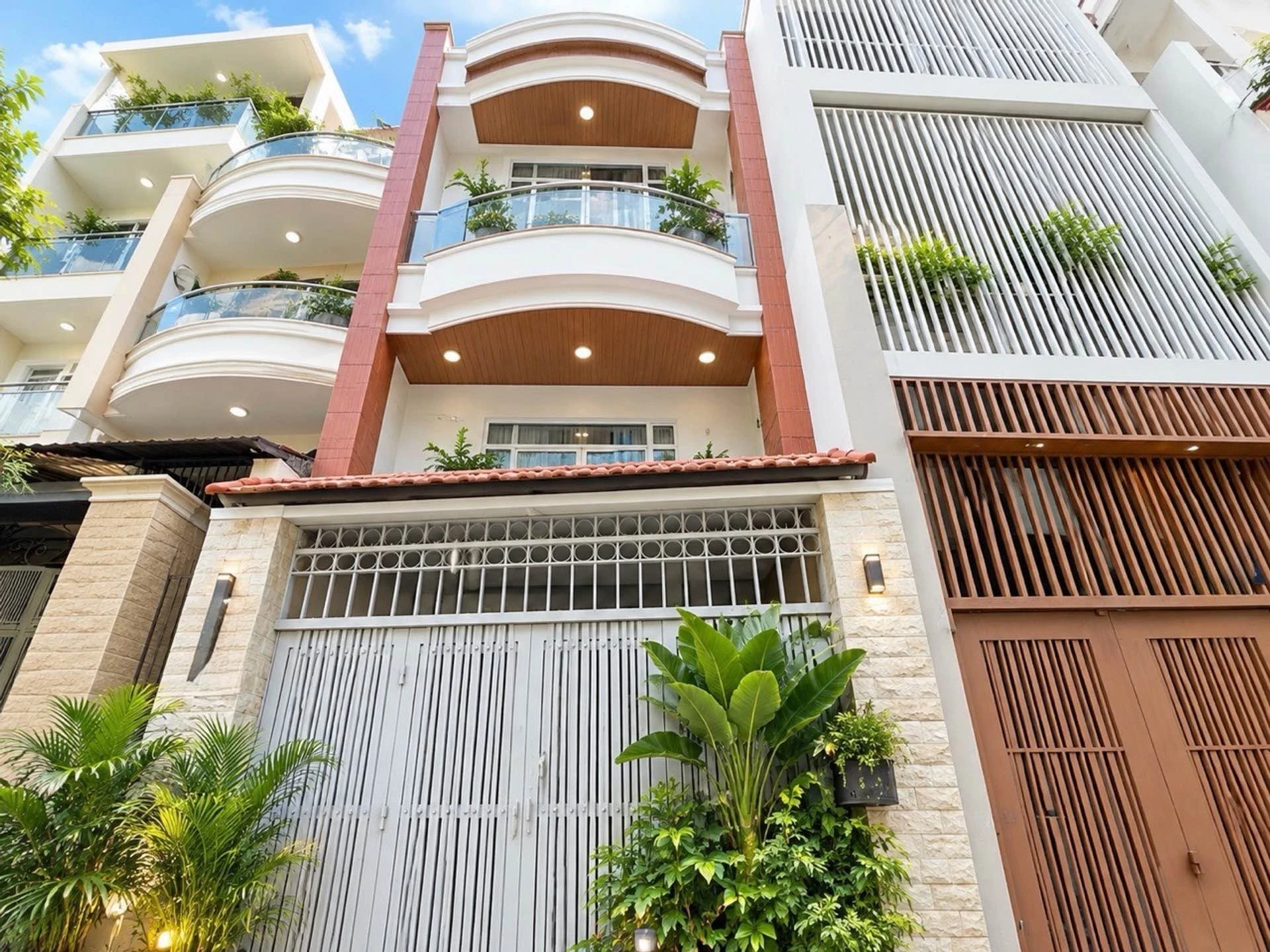 Bán nhà mặt tiền 4 tầng 50m² Quận 1, Sài Gòn 11 tỷ - Ảnh 1