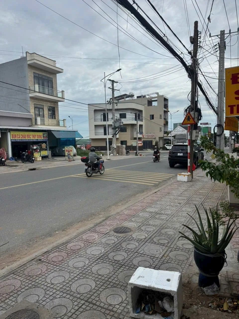 Bán nhà 1 trệt 1 lầu 5 phòng ngủ 152m2 đường Thủ Khoa Huân, Thuận An, Bình Dương - Ảnh 1