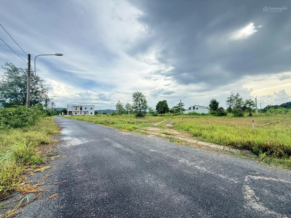 Bán lô đất 128m2 đường lưu thông, cực kỳ đẹp. DA tái định cư Suối Lớn, cách biển 500m, giá cực tốt - Ảnh 1