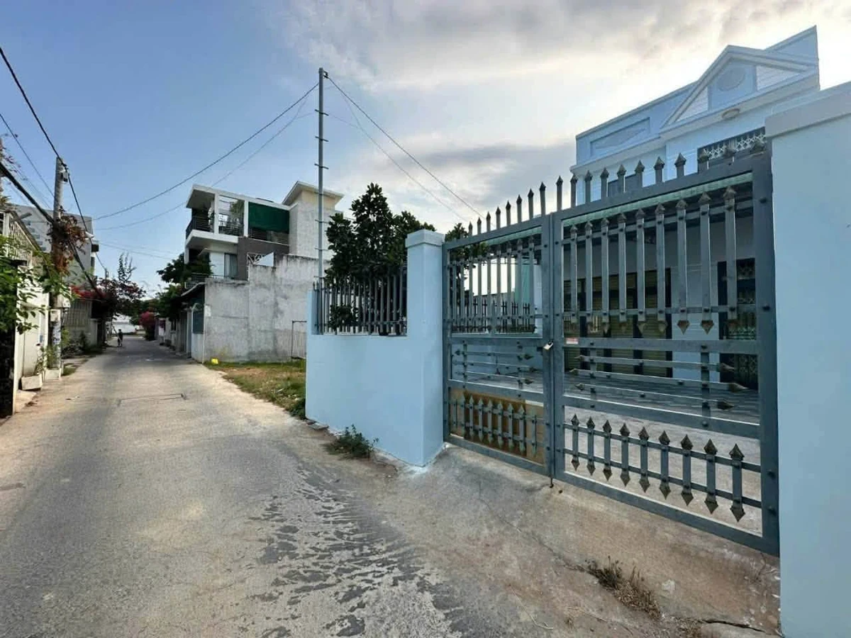 Bán nhà mặt tiền 100m² 2 phòng ngủ Phan Thiết 2,35 tỷ - Ảnh 1