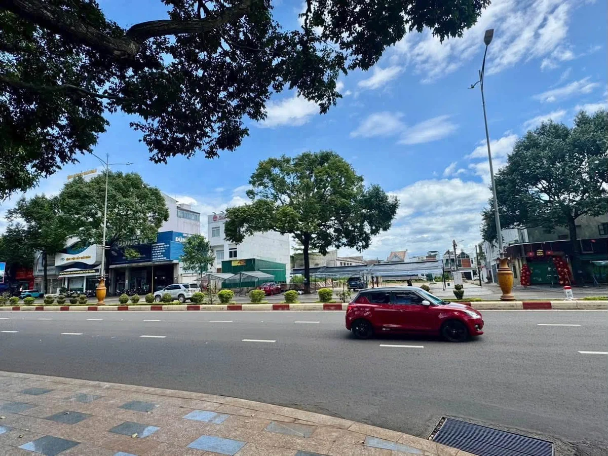 Bán đất mặt tiền Nguyễn Tất Thành, 895m², Buôn Ma Thuột, 75 tỷ - Ảnh 1