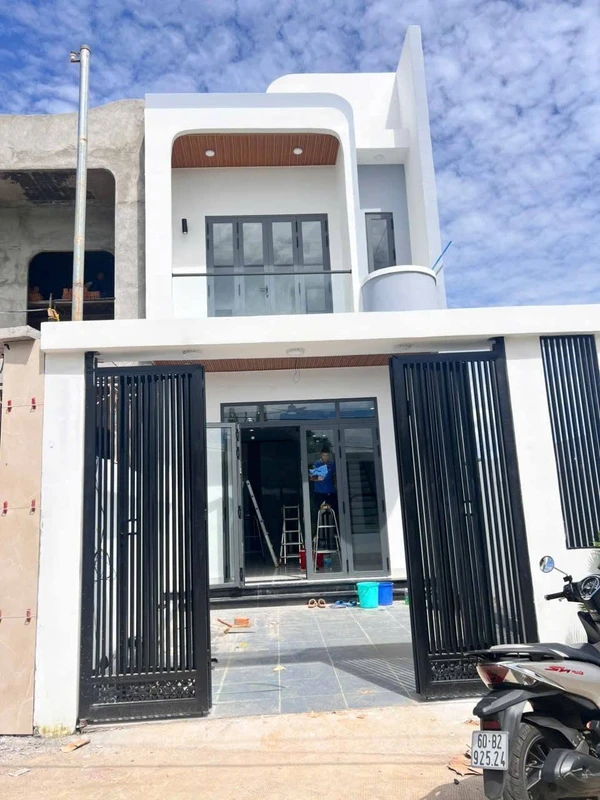 Bán nhà 1 trệt 1 lầu 2 mặt tiền 5x25m khu Bầu Trăm, Long Khánh giá 2,35 tỷ
