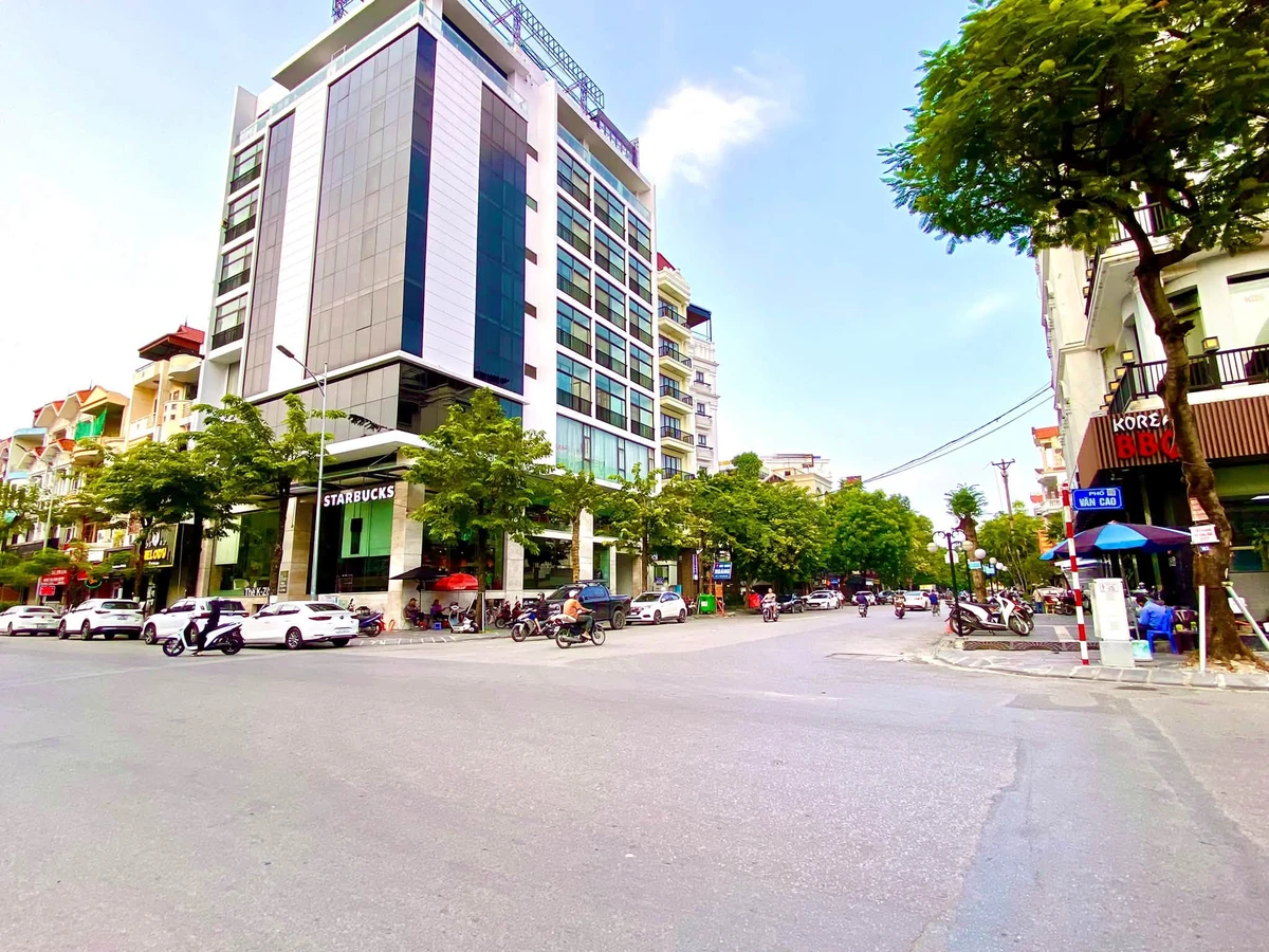 Bán nhà mặt đường 210m² Văn Cao, Quận 1 - Ảnh 1
