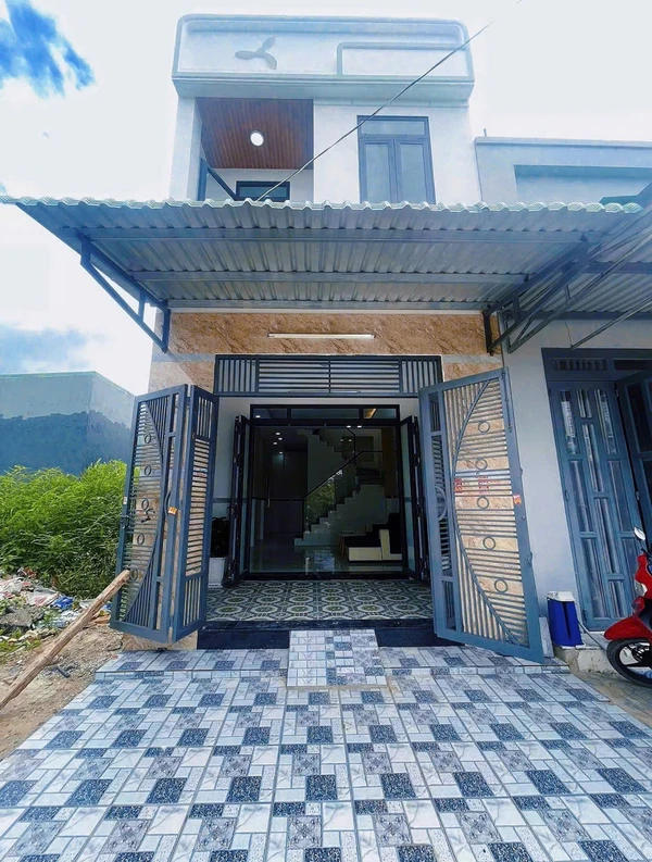 Bán nhà trệt lầu 3PN 4,5x15m mặt tiền khu dân cư xã Mỹ Hạnh Nam, giá 970 triệu
