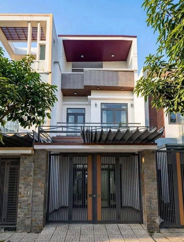 Bán nhà 3 tầng 96,2m2 khu dân cư gần Ngọc Bảo Viên, Quảng Ngãi giá 3,5 tỷ