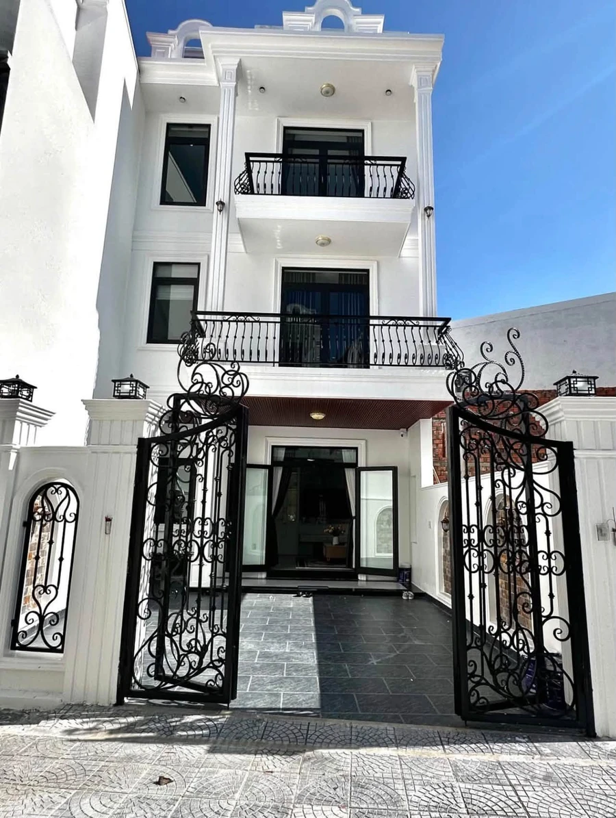Nhà 3 tầng tân cổ điển 192m² Lê Ngô Cát, Huế - Ảnh 1