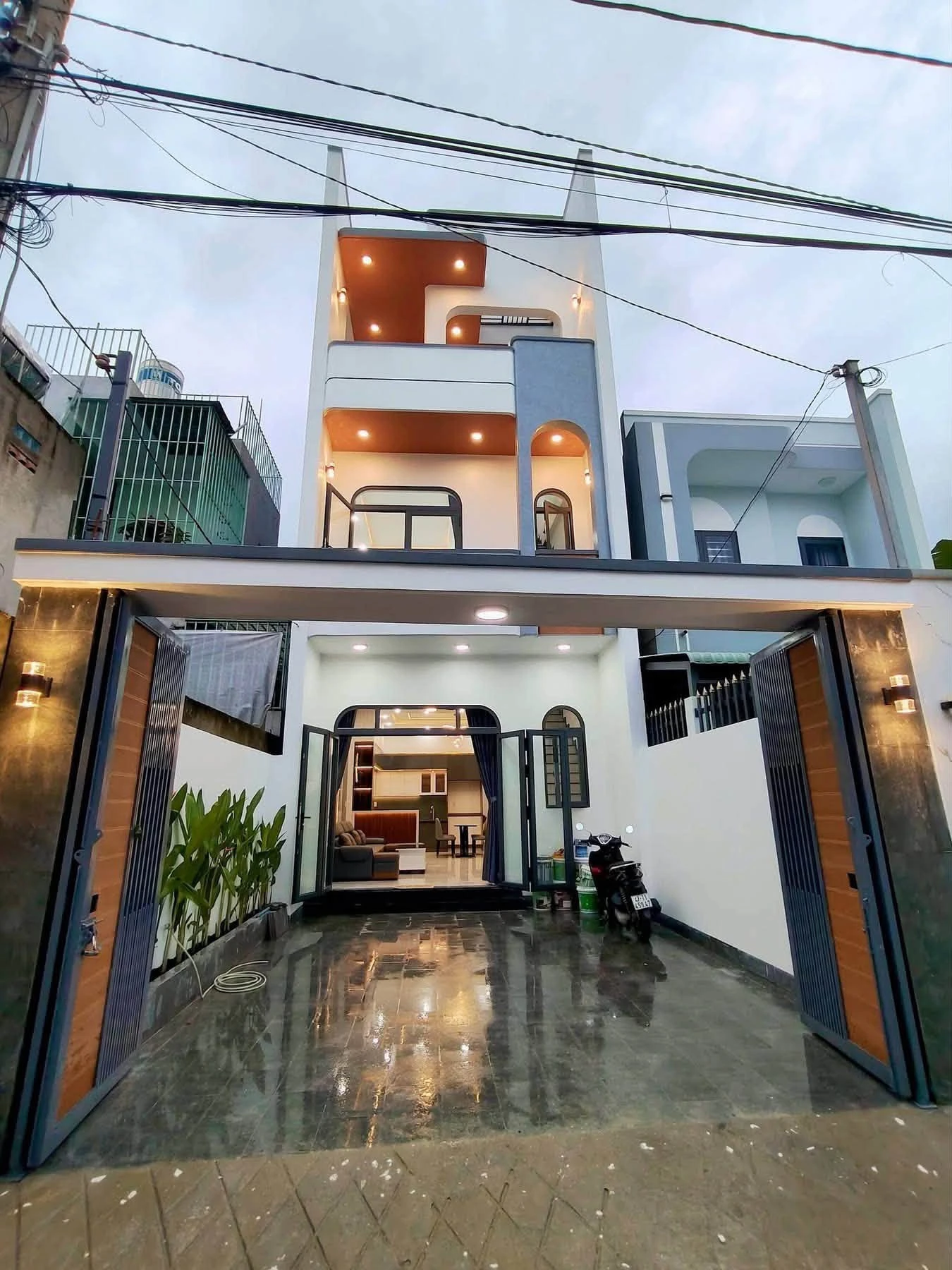 Bán nhà 1 trệt 2 lầu 3PN full nội thất hẻm 121 DX 006 Phú Mỹ, Bình Dương giá 3,89 tỷ - Ảnh 1