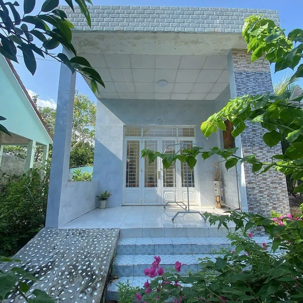 Bán nhà đất 319,2m2 có 2 căn nhà cấp 4 tại Bình Phú, phường Bến Tre giá 1,35 tỷ