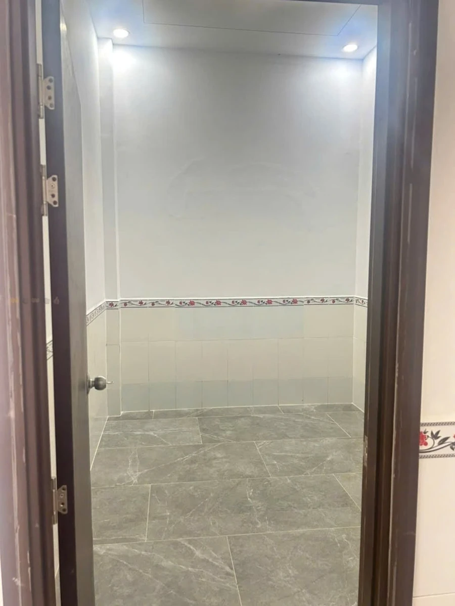 Cho thuê nhà 1 trệt 1 lầu 96m2, 2PN, sân đậu ô tô, hẻm Nguyễn Thiện Thuật, Rạch Giá - Ảnh thu nhỏ 4