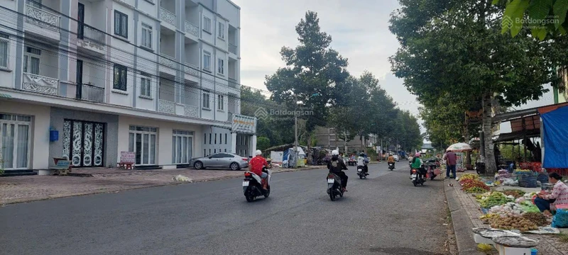 Nhà trục chính 1 trệt 3 lầu vị trí kinh doanh siêu vip tại khu công nghiệp Bình Minh giá 6 tỷ