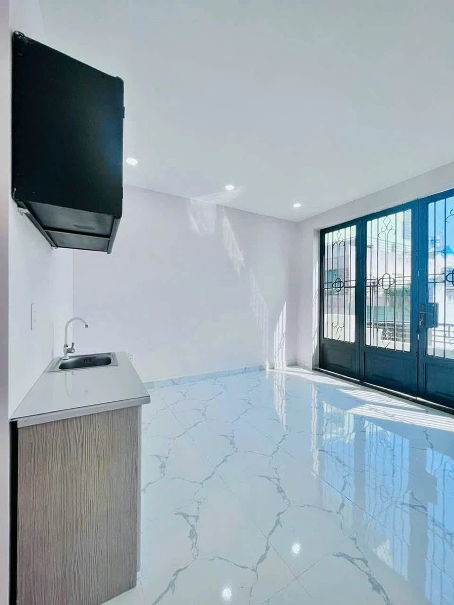 Bán nhà hẻm 79m2, 1 trệt 2 lầu, 5PN gần Nhà Thờ Xóm Chiếu, Phường 16, Quận 4 - Ảnh thu nhỏ 2