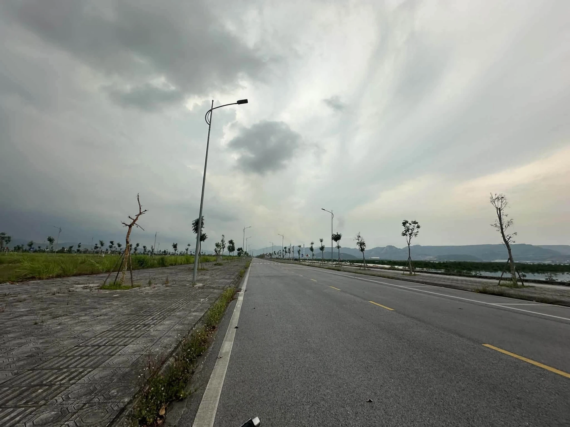 Bán đất Hạ Long 300m², view biển, mặt tiền 15m, 7.2 tỷ - Ảnh 1