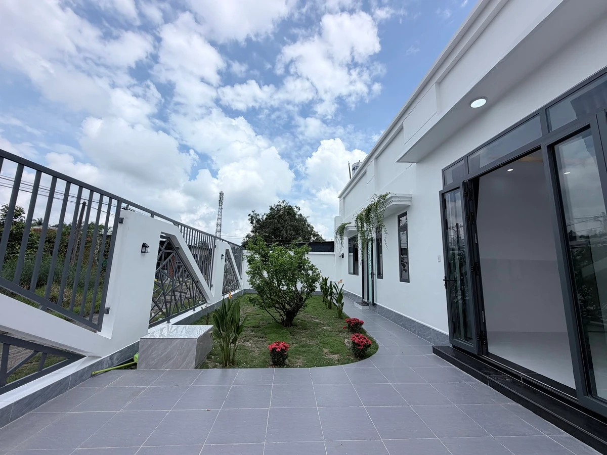 Bán nhà sân vườn 225m² góc 2 mặt tiền Long Hoa, Tây Ninh - Ảnh thu nhỏ 2