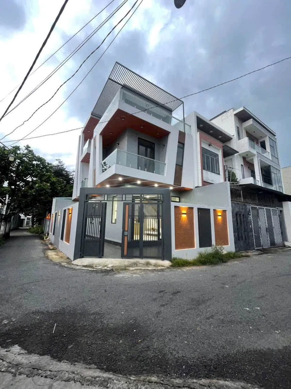 Bán nhà 180m² 3 PN mặt tiền Phạm Ngọc Thạch, Bình Chánh