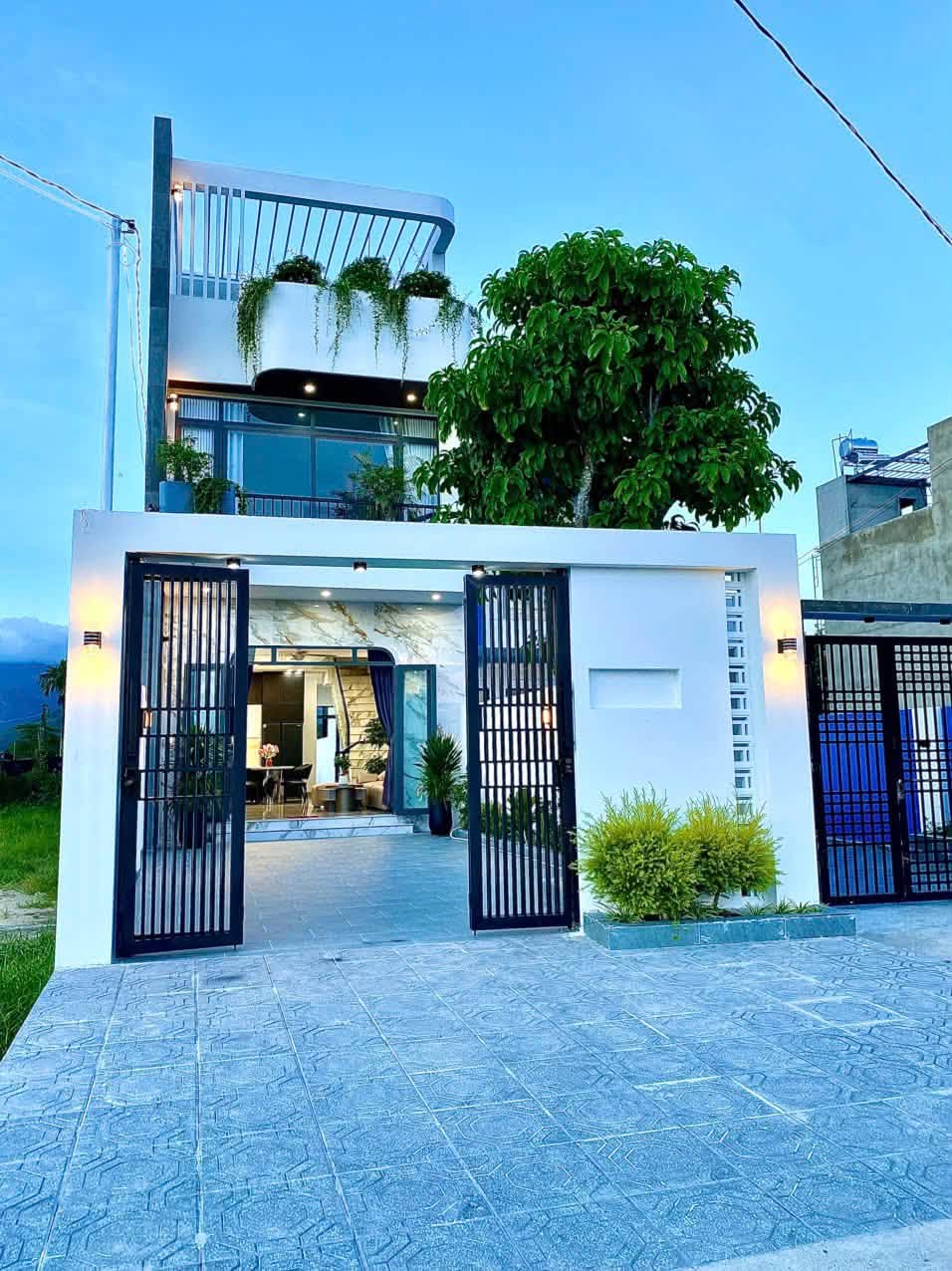 Bán villa 3 tầng full nội thất 220m² Diên Khánh 3,579 tỷ