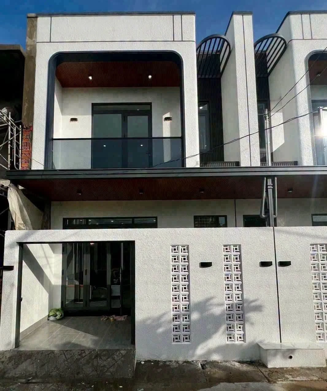 Bán nhà 1 trệt 1 lầu 5,5x11m, 2 phòng ngủ, hẻm ô tô Nguyễn Bỉnh Khiêm, Rạch Giá - Ảnh 1