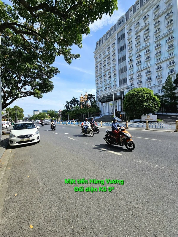 Bán tòa văn phòng 5 tầng mặt tiền Hùng Vương, Huế, 119m²
