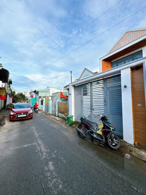 Bán nhà 100m2, 2 phòng ngủ gần VPCC Hoàng Long giá 2,58 tỷ