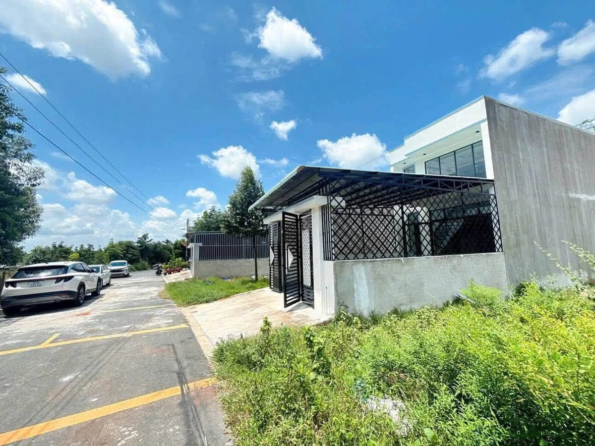 Bán nhà gác lửng sân vườn 5x31m mặt tiền đường nhựa Mỹ Phước, Bến Cát giá 2,08 tỷ - Ảnh thu nhỏ 2