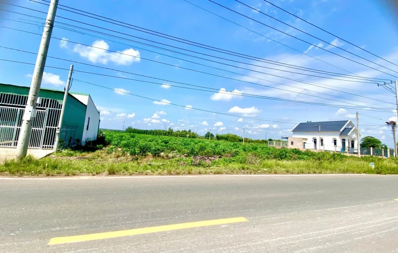 Bán gấp 1029m2 đất MT đường thông KCN đang HĐ sát chợ, thông QL13 tiện xây trọ. Giá 380tr
