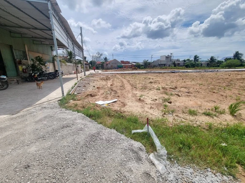 Bán lô góc 3 mặt tiền đường bê tông 92.5m2 Hàm Thắng