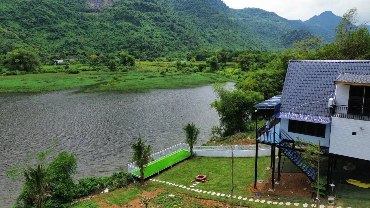 Bán villa 2 ngủ 211m2 gần hồ, full nội thất, Lạc Sơn, Hòa Bình - Ảnh 1