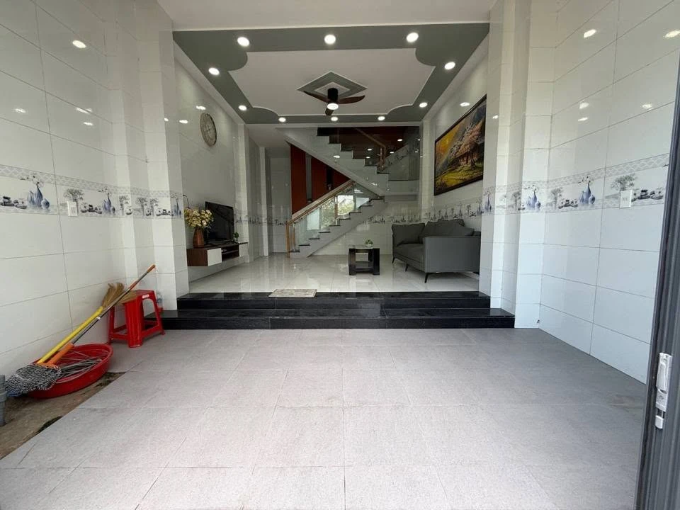 Bán nhà 3 tầng 51m2, 4 phòng ngủ, đường ô tô, Quận 9, giá 4,4 tỷ - Ảnh 1