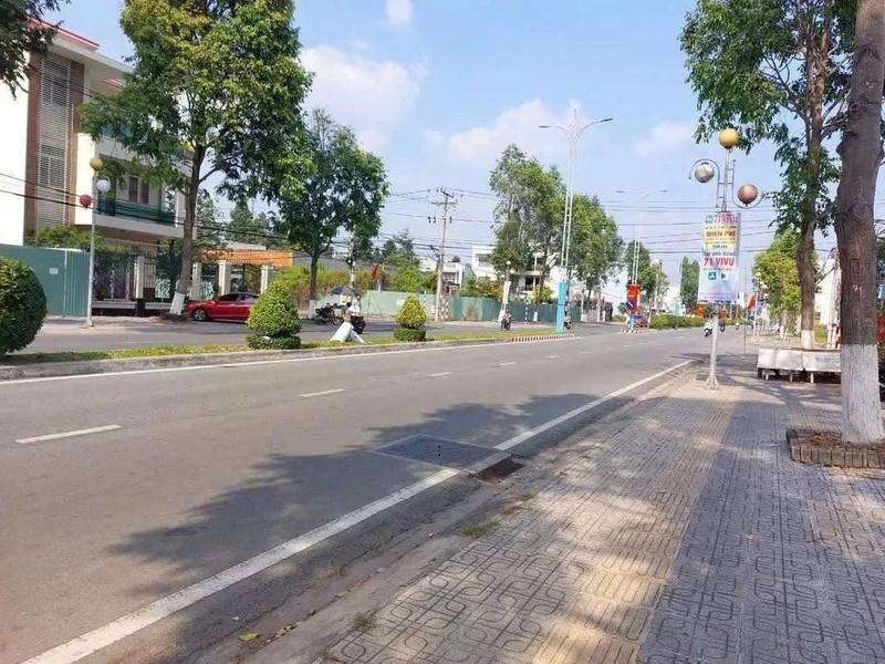 Bán nền đất mặt tiền Nguyễn Văn Nguyễn, Bến Tre, 110m2, 2,7 tỷ