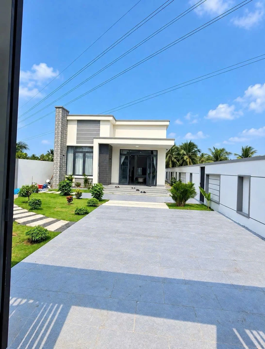 Bán nhà biệt thự sân vườn 365m2, 3PN 2WC, đầy đủ nội thất gần trường Cao Đẳng Bến Tre - Ảnh 1