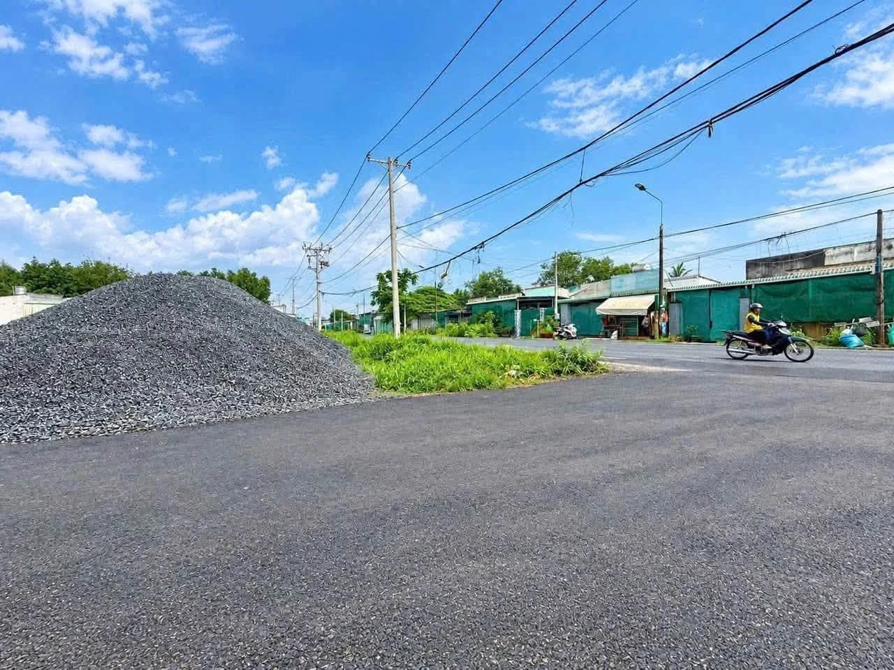 Bán đất góc 2 mặt tiền đường HL15 diện tích 10x30m, sổ hồng riêng, Bình Chánh - Ảnh 1