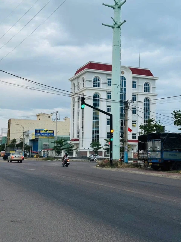 Nhà mặt tiền Nguyễn Mân 80m2, 3 phòng ngủ, 3,9 tỷ