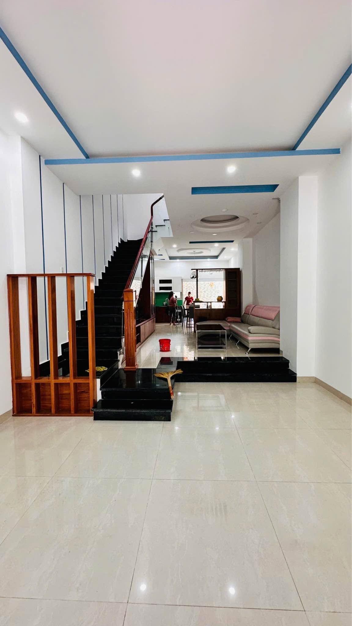 Bán nhà 3 tầng mặt tiền 175m² Nha Trang 7.5 tỷ