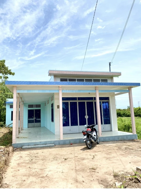 Bán nhà và đất đường xe ô tô tới chỗ, cách trung tâm thị trấn 900m