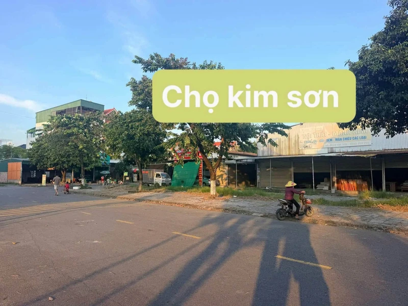 Bán lô đất 99m2 KĐT Kim Sơn, Mạo Khê, Quảng Ninh, đối diện chợ, giá hơn 2,3 tỷ