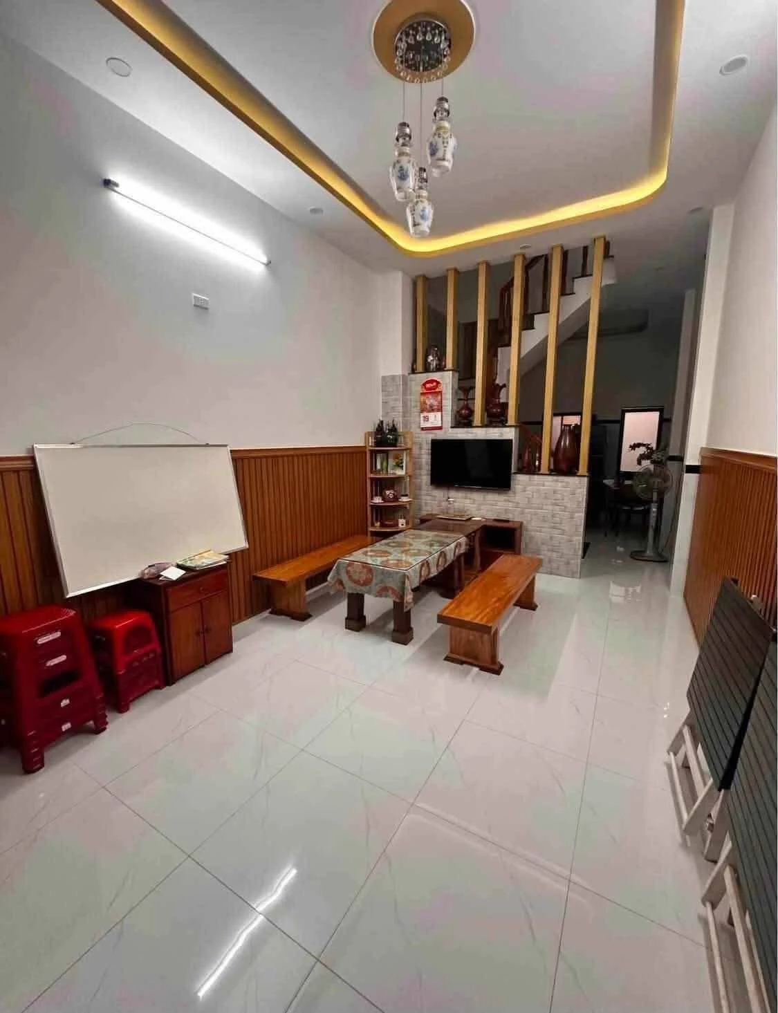 Bán nhà 3 tầng full nội thất hẻm Nguyễn Thị Minh Khai, trung tâm Quy Nhơn, 105m2, 3,09 tỷ - Ảnh 1
