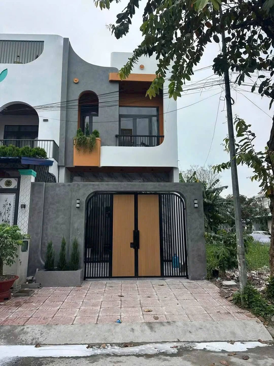 Bán nhà 100m² 4 phòng ngủ gần chợ Bình Chánh 4,3 tỷ - Ảnh 1